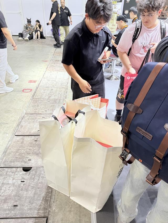 2万人次打卡！“二次元”在这里“买买买”开元ky棋牌申城秋韵｜全球最大规模超1(图4)