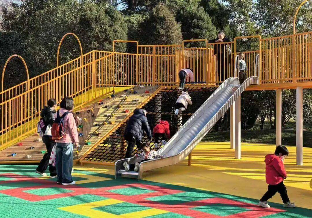 园的大象滑梯回来了！开元棋牌郑州人民公(图2)